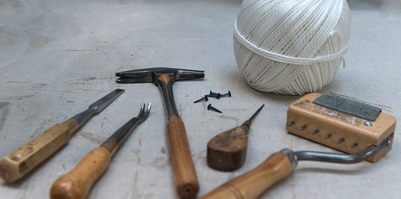 outils restauration de sièges fauteuils canapes Elodie tapissier decorateur pontivy bretagne 2